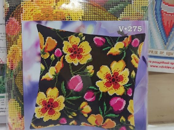 Набір для вишивання Подушка напівхрестиком 40х40см V-275 Квітковий живопліт, Чарівниця