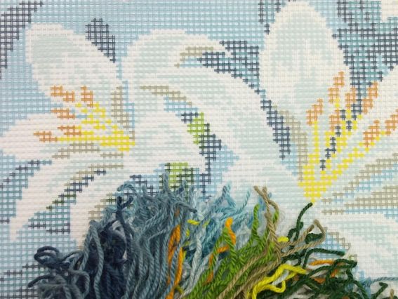 Набір для вишивання Подушка напівхрестиком 40х40см V-280 Білі лілеї, Чарівниця