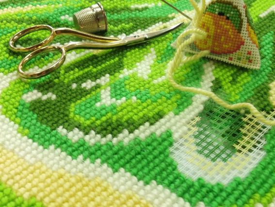 Набор для вышивания подушки полу-крестиком  V-295 Лайм, Чарівниця 