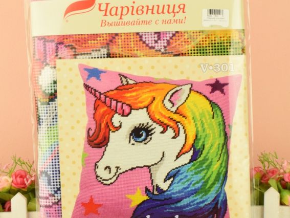Набір для вишивання Подушка напівхрестиком 40х40см V-301 Єдиноріг Чарівниця