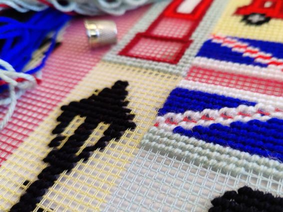 Подушка напівхрестиком V-406 Спогади про Лондон, Чарівниця, набір для вишивання