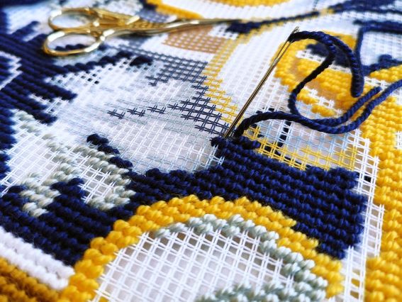 Тіара V-470, ТМ Чарівниця Набір для вишивання декоративної подушки напівхрестиком 