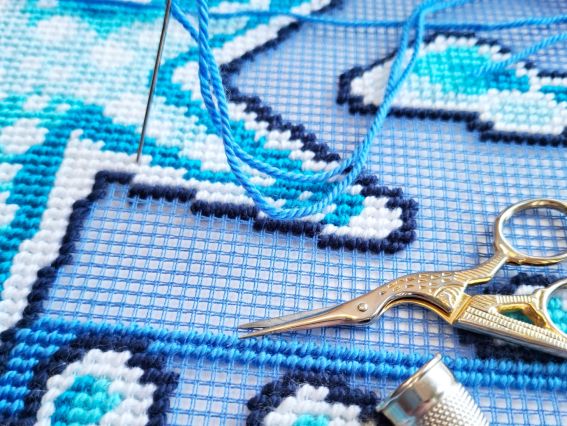 Набор для вышивания декоративной подушки полу-крестом Сокровища моря, V-525, ТМ Чаривныця