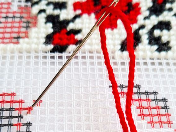 Набір для вишивання подушки напівхрестиком 40х40 см V535 Оберіг кохання - Чарівниця з традиційним українським орнаментом та птахами