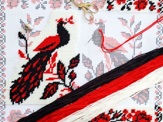 Набір для вишивання подушки напівхрестиком 40х40 см V535 Оберіг кохання - Чарівниця з традиційним українським орнаментом та птахами