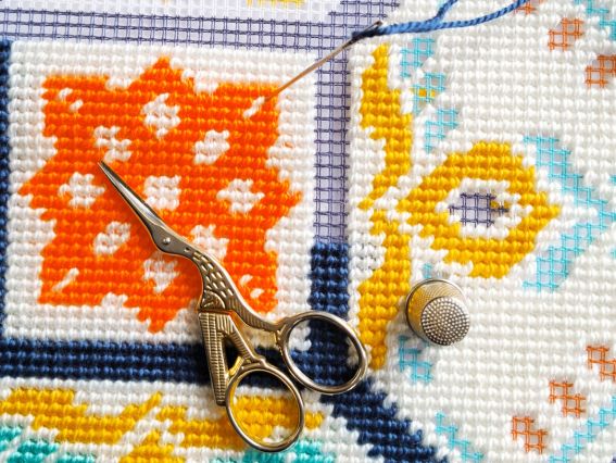 Набор для вышивания подушки полу-крестиком V-538 Прозрачность дня, Чарівниця 