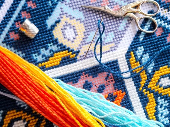 Набор для вышивания подушки полу-крестиком V-539 Глубокая ночь, Чарівниця 