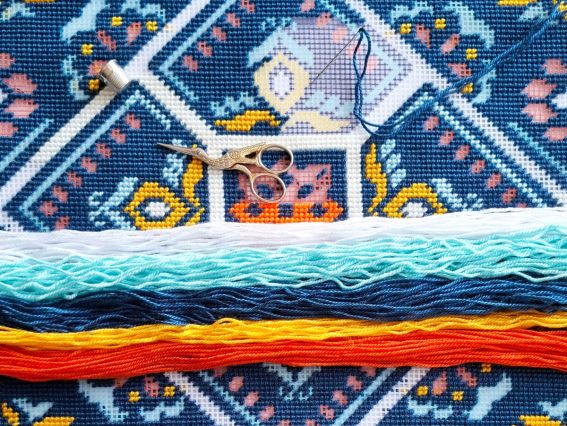 Набор для вышивания подушки полу-крестиком V-539 Глубокая ночь, Чарівниця 