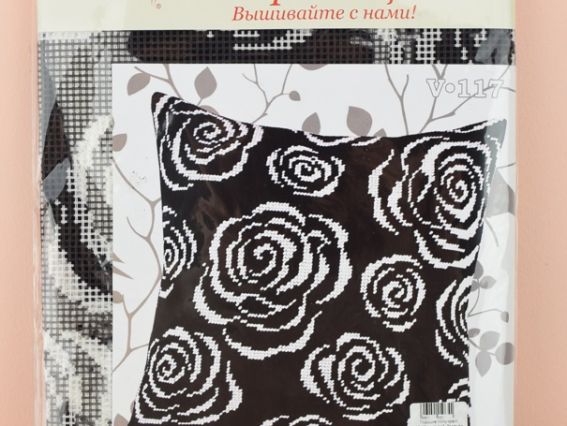 Набір для вишивання Подушка напівхрестиком V-117 Троянди вночі, Чарівниця, 