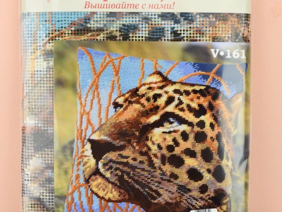 Набір для вишивання Подушка напівхрестиком V-161 Леопард, Чарівниця, 
