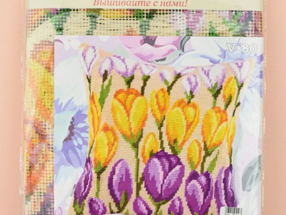 Набір для вишивання подушки напів-хрестиком Крокуси, V-80 ТМ Чарівниця