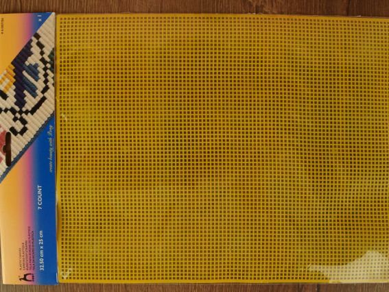 61007/06 Канва пластикова, ЖОВТА, 25х32,5см , PONY