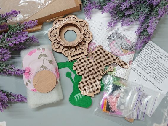 Набір для вишивання бісером гольнички FLK-477 Пташка з квіткою Wonderland Crafts (Чарівна Країна) на дерев'яній перфорованій основі