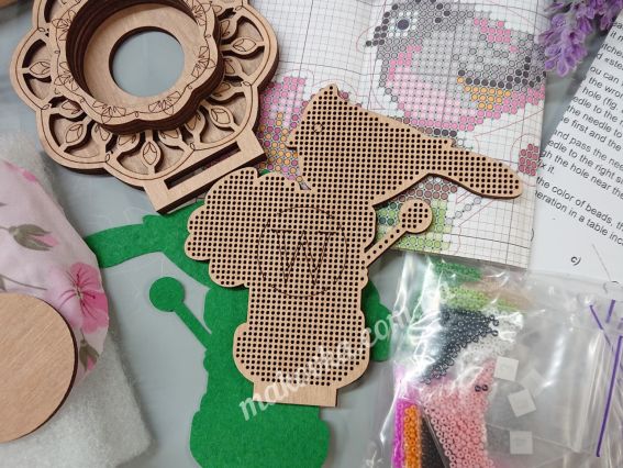 Набір для вишивання бісером гольнички FLK-477 Пташка з квіткою Wonderland Crafts (Чарівна Країна) на дерев'яній перфорованій основі