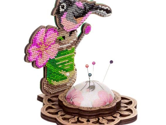 Набір для вишивання бісером гольнички FLK-477 Пташка з квіткою Wonderland Crafts (Чарівна Країна) на дерев'яній перфорованій основі