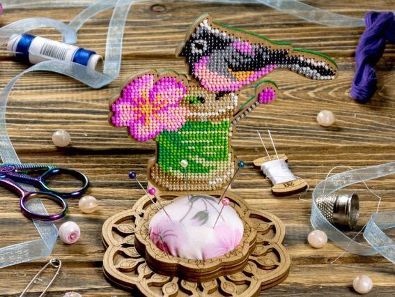 Набір для вишивання бісером гольнички FLK-477 Пташка з квіткою Wonderland Crafts (Чарівна Країна) на дерев'яній перфорованій основі