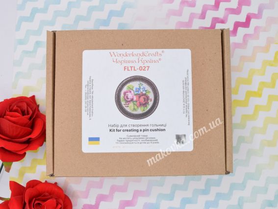 Набір для творчості Wonderland Crafts FLTL-027 «Квіти з бабусиного саду» в упакуванні: картонна крафтова коробка з фірмовою етикеткою, логотипом виробника та зображенням готової вишитої гольниці-скриньки на фоні декоративних троянд.