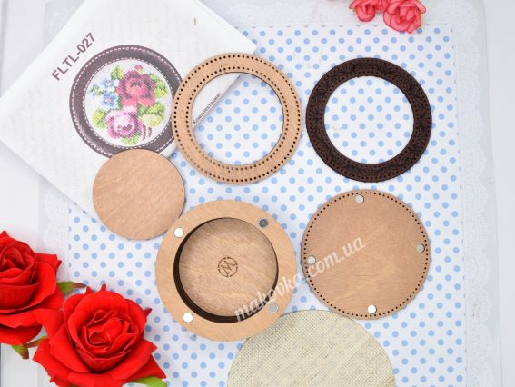 Дерев'яні деталі та заготовки для збирання гольниці-скриньки Wonderland Crafts FLTL-027: розкладені елементи корпусу з фанери з магнітами, перфорована рамка для вишивки та декоративна накладка зі штучної шкіри.