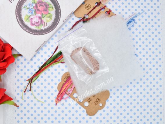 Додаткові комплектуючі набору Wonderland Crafts FLTL-027 у прозорому пакуванні: м’яка набивка (синтепон) для гольниці, міцна нитка для збирання конструкції та спеціальна голка для вишивання.