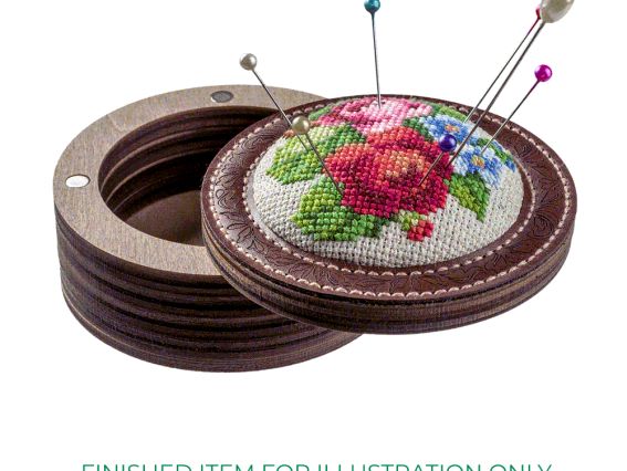 Готова дерев'яна гольниця-скринька від Wonderland Crafts з вишитим хрестиком букетом троянд, відкрита кришка на магнітах демонструє внутрішній простір для зберігання дрібниць.