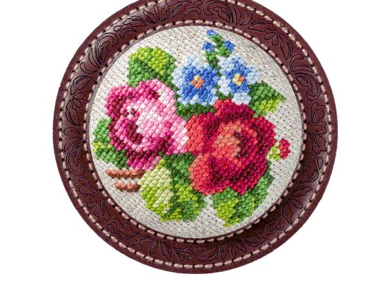 Готова вишита гольниця-скринька Wonderland Crafts FLTL-027 «Квіти з бабусиного саду»: детальний вигляд зверху на вишитий хрестиком букет троянд та незабудок у рамці з темно-коричневої штучної шкіри.