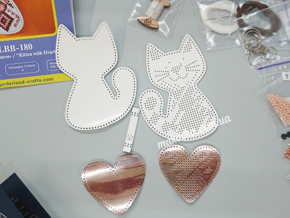 Обвіс для сумки Кошеня з серцем (біле) FLBB-180 Чарівна Країна Набір для вишивання бісером на штучній шкірі 