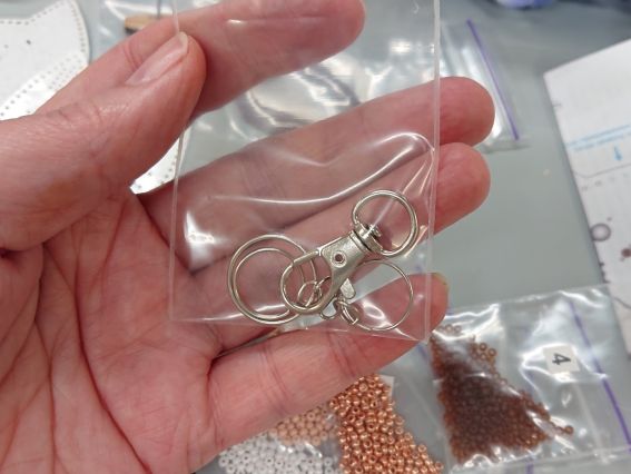 Обвіс для сумки Кошеня з серцем (біле) FLBB-180 Чарівна Країна Набір для вишивання бісером на штучній шкірі 