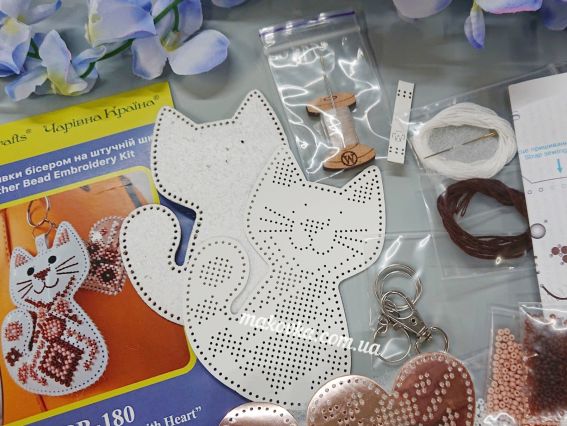 Обвіс для сумки Кошеня з серцем (біле) FLBB-180 Чарівна Країна Набір для вишивання бісером на штучній шкірі 