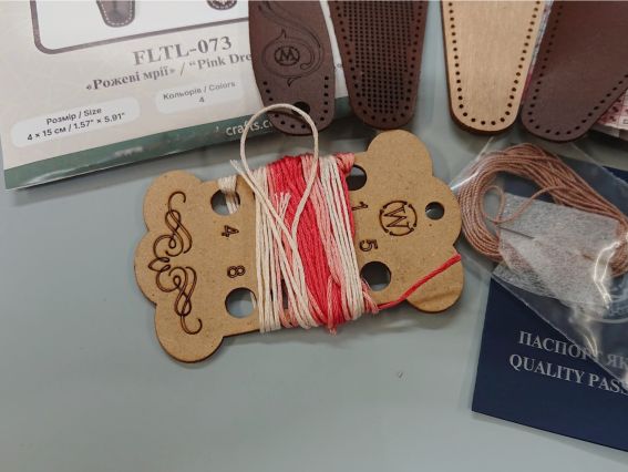 Чехол для ножниц Розовые мечты (орнамент) FLTL-073 Волшебная Страна Набор для вышивания нитками на искусственной коже 