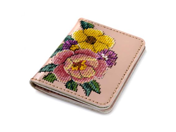 Набір для вишивання на штучній шкірі Обкладинка на ІД-паспорт Рожевий колір FLHL-098 квіти Wonderland Crafts (Чарівна Країна)
