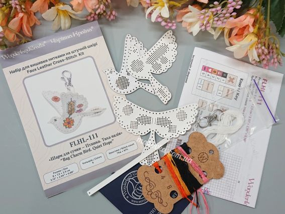 Обвіс для сумки Пташка біла. Тиха надія FLHL-111 Чарівна Країна Набір для вишивання нитками на штучній шкірі 