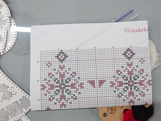 Детальний вигляд символьної схеми для вишивання янгола FLHL-126. Чітка кольорова графіка з умовними позначеннями для зручної та безпомилкової роботи над орнаментом.