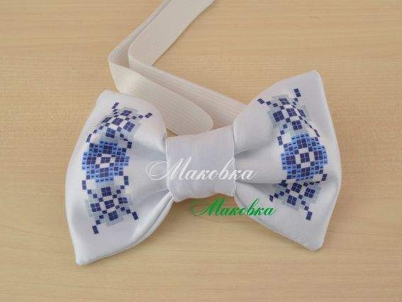 Галстук-бабочка под вышивку №02 белый с синим орнаментом, атлас Галстук-бабочка под вышивку №02 белый с синим орнаментом, атлас