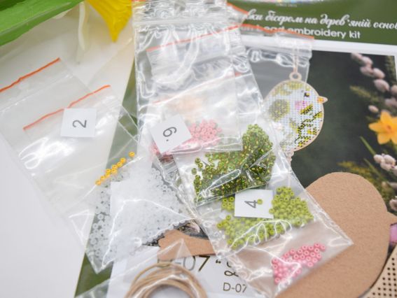 Набор для вышивания бисером пасхальной игрушки на деревянной основе «Весенняя птичка» D-07 Кольорова