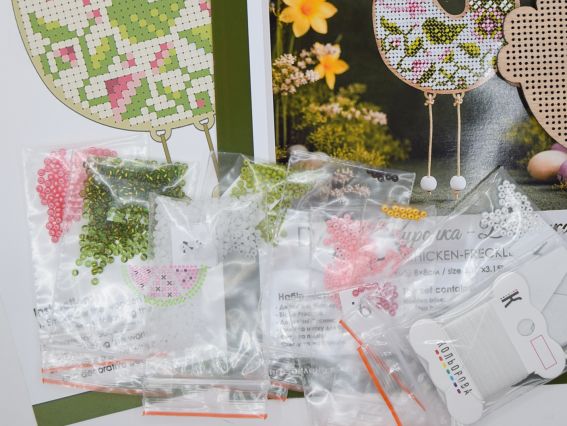 Набор для вышивания бисером пасхальной игрушки на деревянной основе Курочка-Веснянка D-11 Кольорова