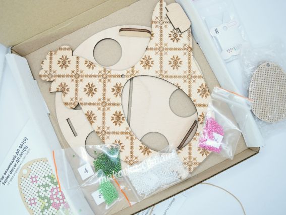 Набір для вишивки бісером по дереву: підставка для крашанок у вигляді курочки з яєчком у центрі ДП-001 Кольорова