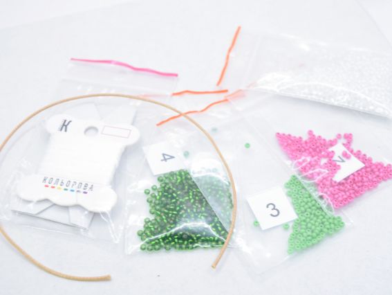 Набір для вишивки бісером по дереву: підставка для крашанок у вигляді курочки з яєчком у центрі ДП-001 Кольорова