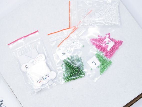 Набір для вишивки бісером по дереву: підставка для крашанок у вигляді курочки з яєчком у центрі ДП-001 Кольорова