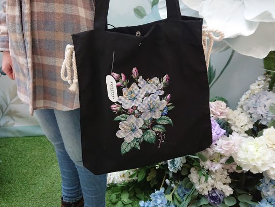 Пошита Эко-Сумка , шопер з малюнком під вишивку Квіти шипшини ШП-1-074 Чорний, Кольорова