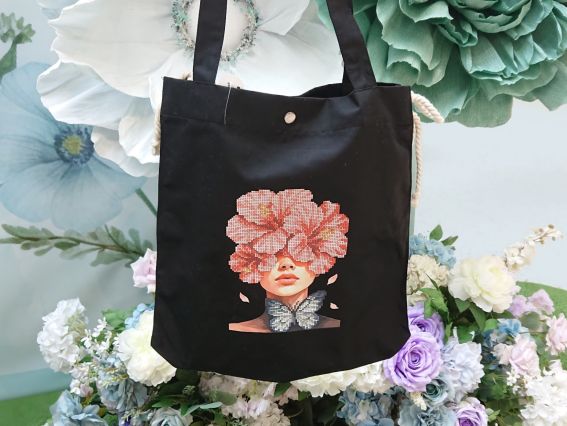 Сумка під вишивку пошита ШП-1-081 Дівчина-мальва, чорна, Кольорова Сумка під вишивку пошита ШП-1-081 Дівчина-мальва, чорна, Кольорова