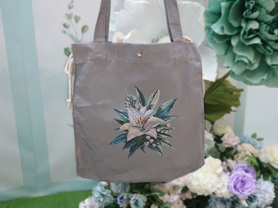Сумка під вишивку пошита ШП-5-067 Лілея, сіра , Кольорова Сумка під вишивку пошита ШП-5-067 Лілея, сіра , Кольорова