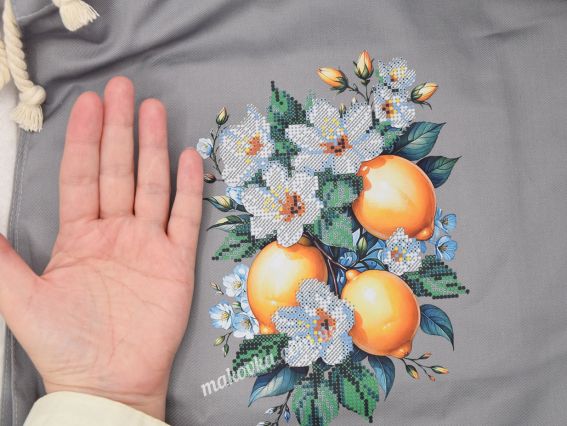 Масштаб малюнка «Лимони та квіти» на сірій сумці ШП-5/072 відносно руки.