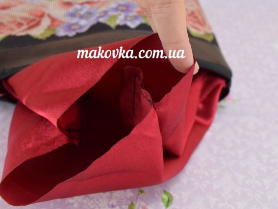 Пошитая косметичка под вышивку №30, черная, Три розы и фиалки, атлас черный ТМ Красуня 15х23см