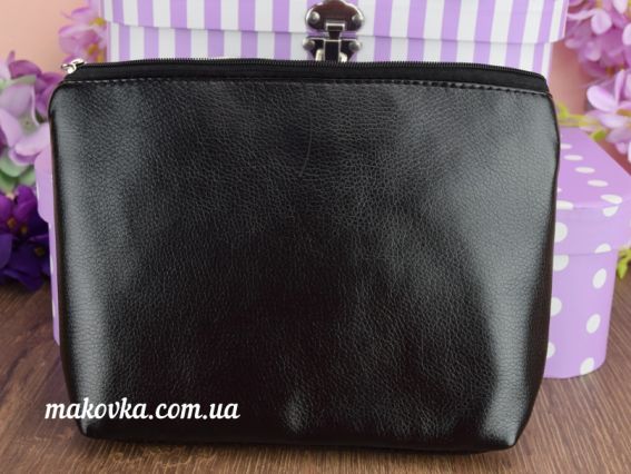 Пошитая косметичка под вышивку №30, черная, Три розы и фиалки, атлас черный ТМ Красуня 15х23см