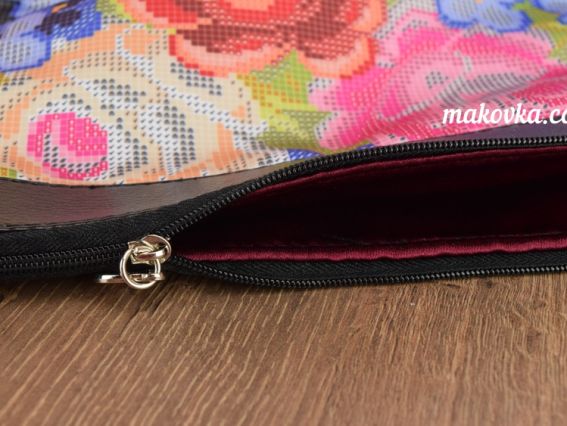 Пошитая косметичка под вышивку №30, черная, Три розы и фиалки, атлас черный ТМ Красуня 15х23см