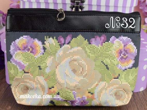 Косметичка пошитая кожзам №32, черная, Розы и фиалки, ТМ Красуня Косметичка пошитая кожзам №32, черная, Розы и фиалки, ТМ Красуня