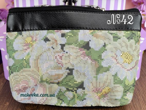 Косметичка пошитая кожзам №42, черная, Белые Розы, ТМ Красуня Косметичка пошитая кожзам №42, черная, Белые Розы, ТМ Красуня