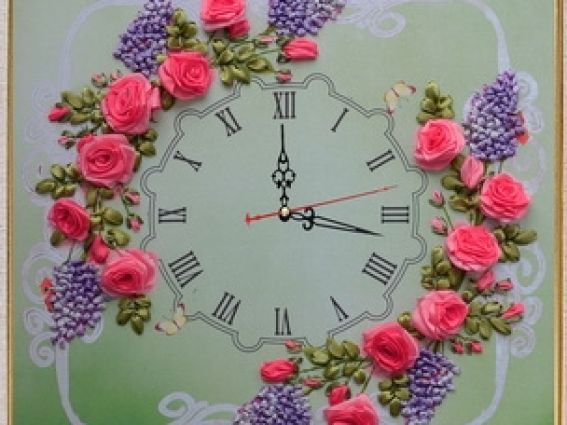 Часы Розы и сирень ВЛ-Н-1061, вышивка шелковыми лентами, Шелковый сад Часы Розы и сирень ВЛ-Н-1061, вышивка шелковыми лентами, Шелковый сад