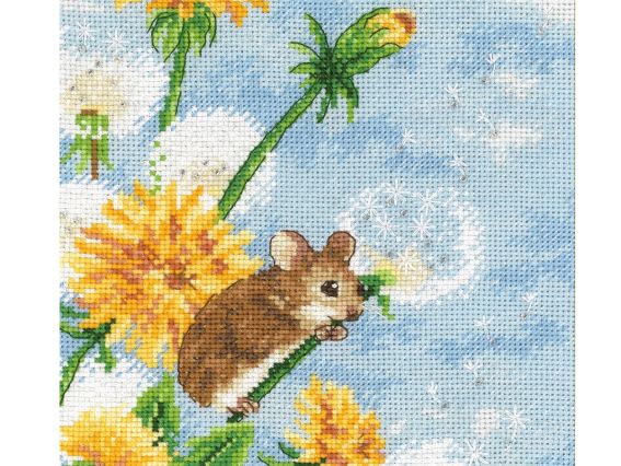 Набір для вишивки VDV «Мишка на кульбабі» — маленьке мишеня на стеблі серед яскравих жовтих квітів та білого пухнастого насіння на фоні блакитного неба.