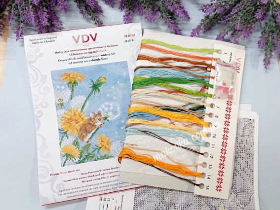 Склад набору для вишивки VDV «Мишка на кульбабі»: кольорова обкладинка з малюнком, органайзер з нитками муліне DMC, бісер та паперова схема. На фоні квітів лаванди